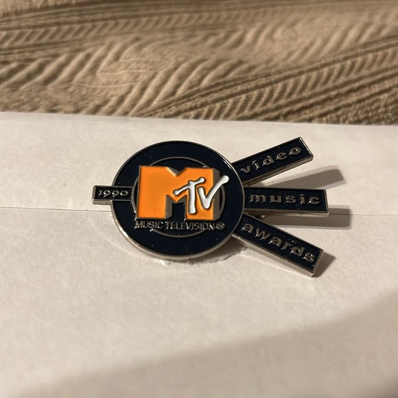 1990 M tv video music awards pin mint condition very collectible hard to find - Picture 3 of 4